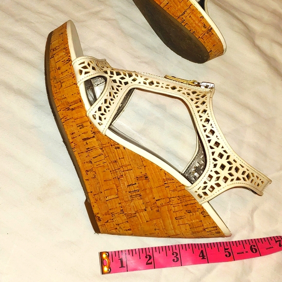 CARLOS WEDGES * 9.5 * WHITE/TAN * 5" HEEL - Picture 8 of 10